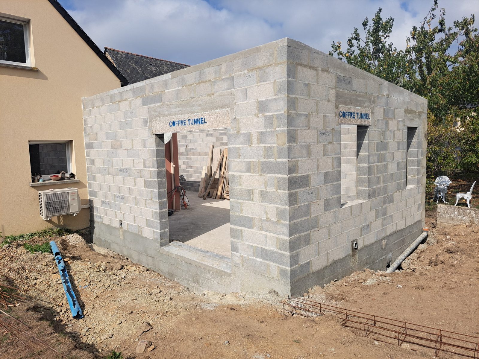Extension de maison en blocs béton, coffres tunnel posés