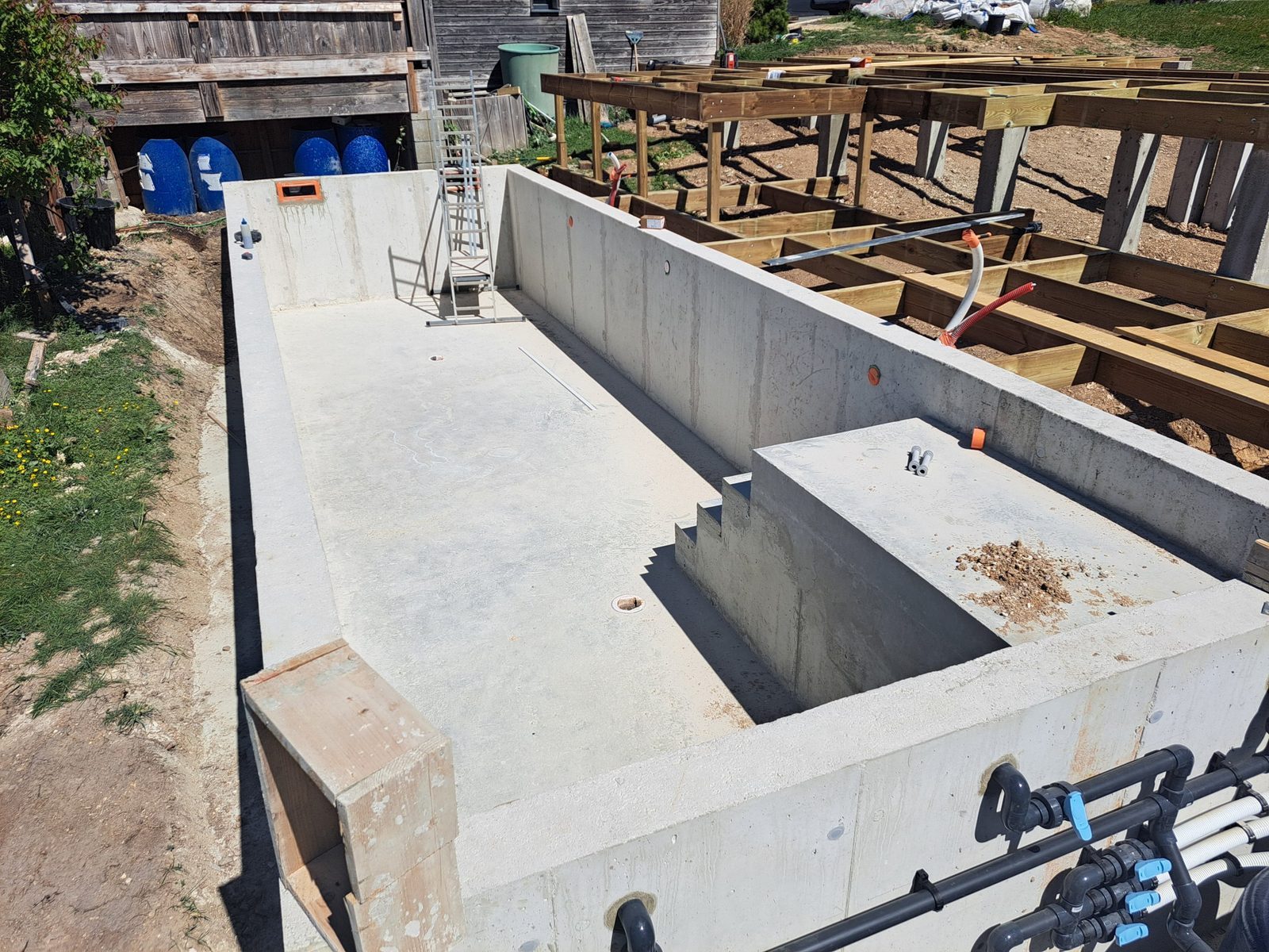 Piscine en béton armé décoffrée avec escalier intégré